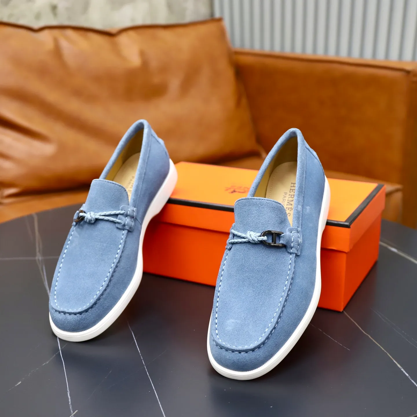 Ex-factory price: 540💰Hermès/Hermès slip-on men's shoes. This shoe is made of imported cow suede leather, with simple and smooth lines, and a 3CM rubber foam ultra-light sole combined with aerodynamic design! Youthful and fashionable, H button decoration, contrasting leather embellishment on the heel, calf lining to gently wrap your feet, with embossed logo cowhide feet, leather rock strips, casual and urban style, highlighting youthful vitality, sports and leisure version, super versatile Size number: 38-39-40-41-42-43-44 Standard leather shoe size (45 can be customized but does not support returns)